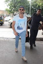Hrithik Roshan snapped at airport in Mumbai on 27th Oct 2015